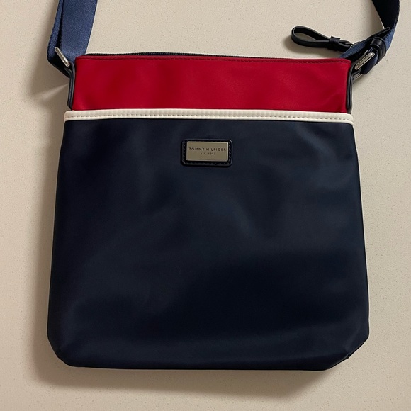 Tommy Hilfiger Handbags - Tommy Hilfiger Crossbody Bag